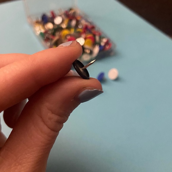 Assorted Flat Push Pins Pack - Picture 5 of 6